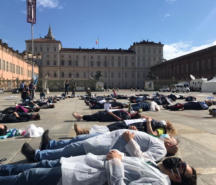 A Torino gli infermieri si incatenano davanti alla Regione: “Gli eroi sono stati dimenticati” [VIDEO e FOTO]
