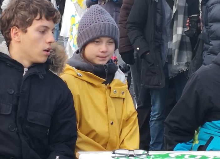 Greta a Torino, attorniata dai ragazzi dei Fridays fof future