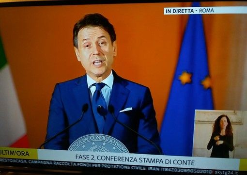Conte: &quot;Riapriamo con rischio calcolato, ma non possiamo fermarci ora. Da lunedì riprende la vita sociale&quot;