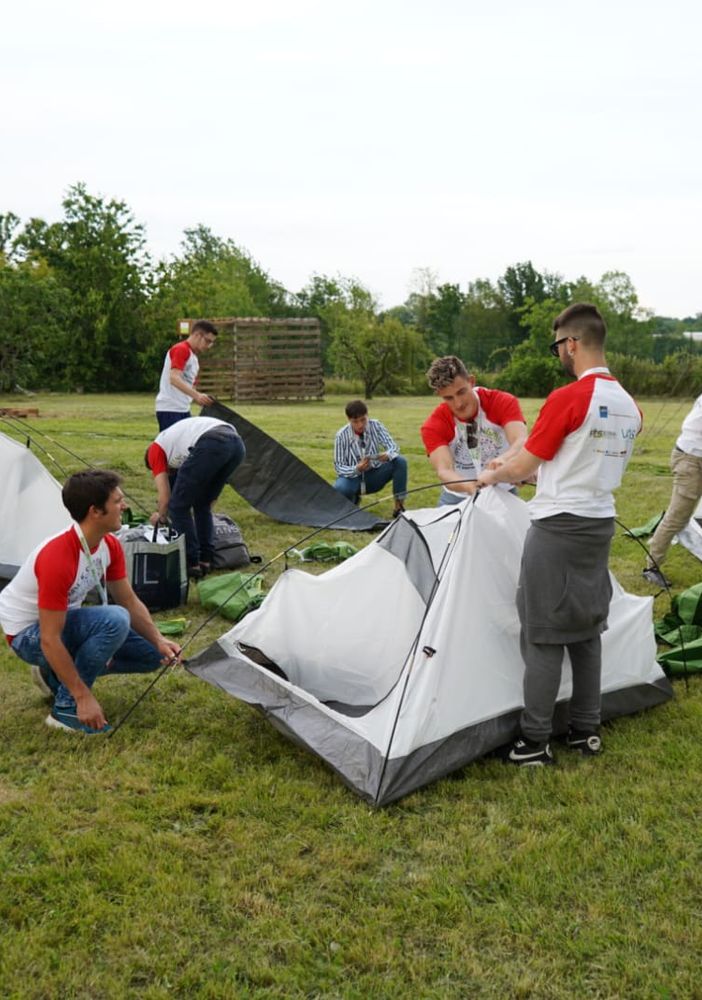 I ragazzi alla presa con la preparazione del campo