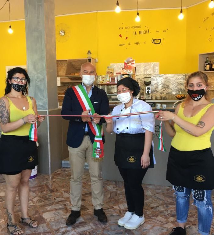 Taglio del nastro alla presenza del sindaco di Calosso, Pierfrancesco Migliardi