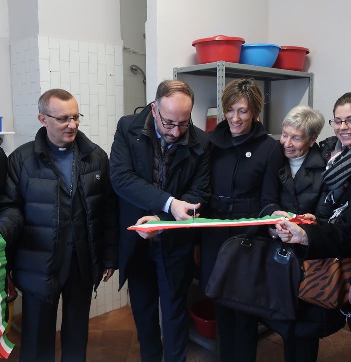 Donatella Testa Gianuzzi (presidente Inner Wheel), Mons. Vescovo Marco Pràstaro, il Sindaco Maurizio Rasero, Franca Giovanna Varvello (presidente Soroptimist), Marina Lanaro Saracco (presidente  Zonta) e l’Assessore Elisa Pietragalla e l’Assessore Mariangela Cotto al taglio del nastro.