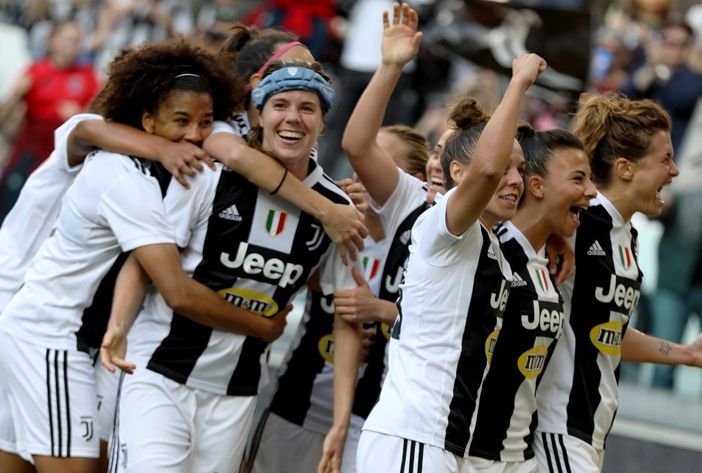 Le atlete bianconere in festa dopo lo scudetto