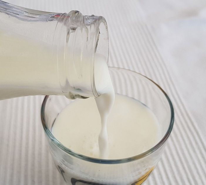 Il latte, un compagno di vita, spesso demonizzato, che è invece, tracciato, controllato e ancora poco conosciuto