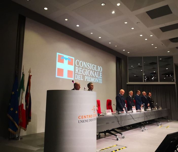Il minuto di silenzio in apertura di Consiglio regionale