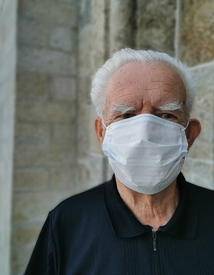 uomo anziano con la mascherina