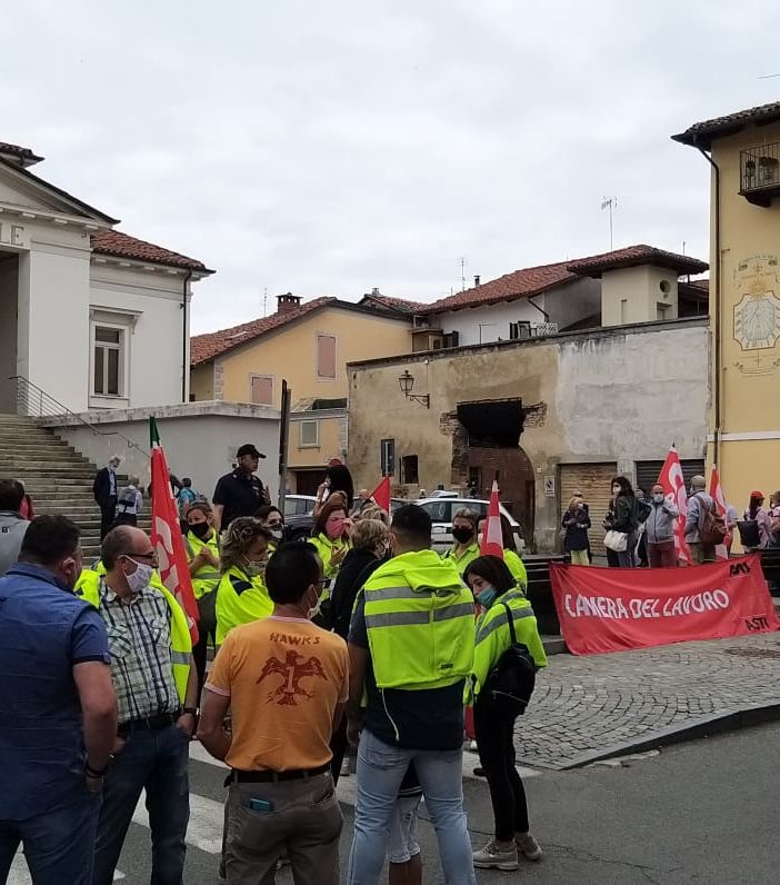 Un immagine della manifestazione sindacale della scorsa settimana di fronte al Municipio di Villanova d'Asti