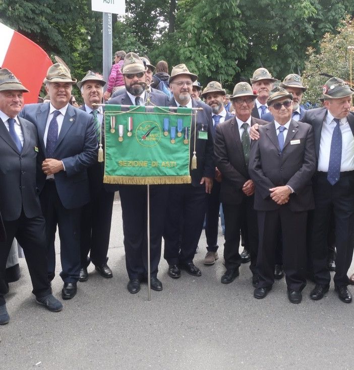 Il presidente della Sezione di Asti Fabrizio Pighin con il Vessillo di Asti ed alcuni componenti del suo Consiglio Direttivo alcuni minuti prima della sfilata