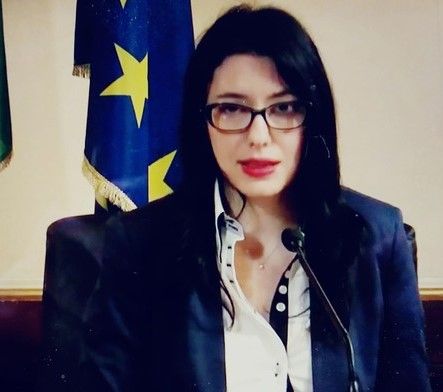 Esame di maturità 2020: a scuola 15 minuti prima, distanza di due metri, un solo accompagnatore