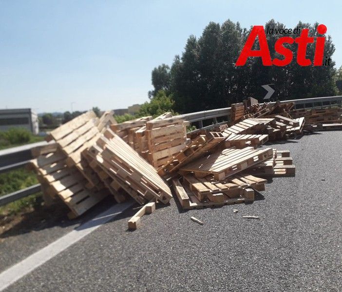 Tragedia sfiorata sulla tangenziale, camion perde le pedane che stava trasportando