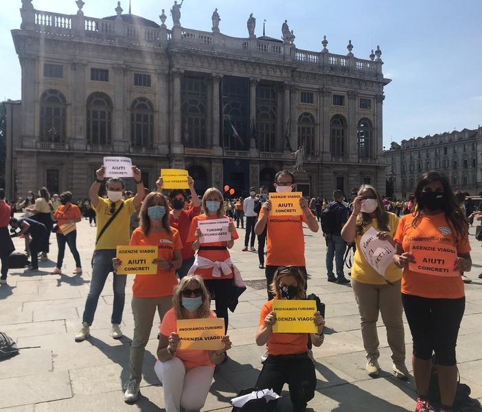 Sotto la Regione la disperazione dei lavoratori del turismo: “Senza aiuti non sopravviveremo” [FOTO e VIDEO]