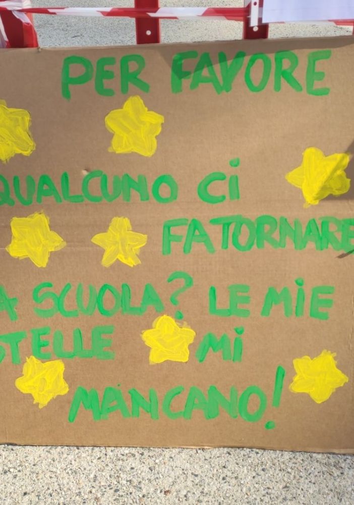 bambino che scrive sul quaderno