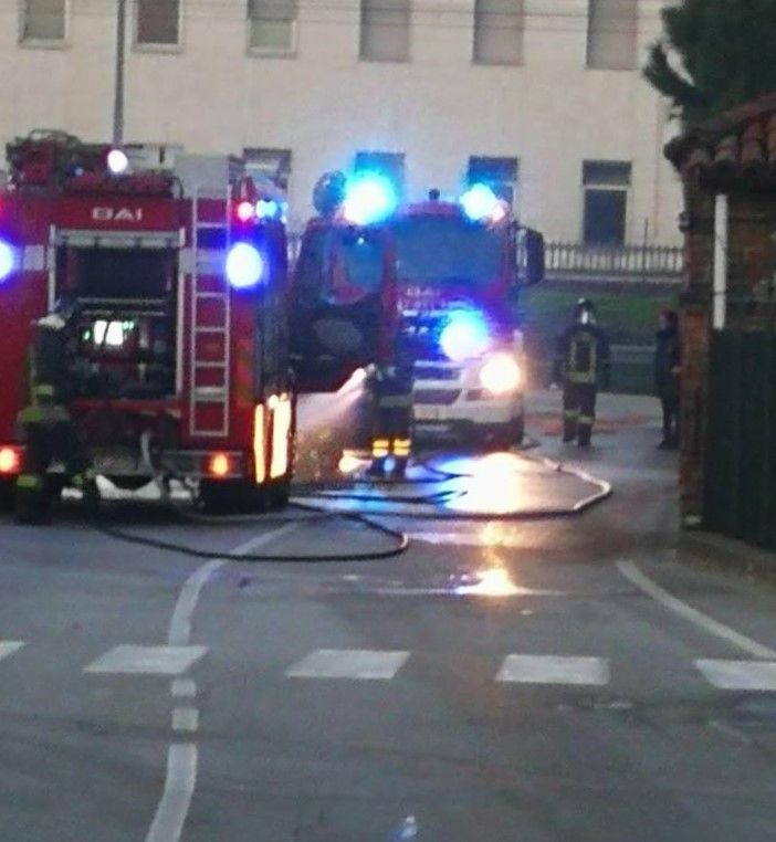 Auto a gpl in fiamme nei pressi del passaggio a livello del quartiere San Fedele