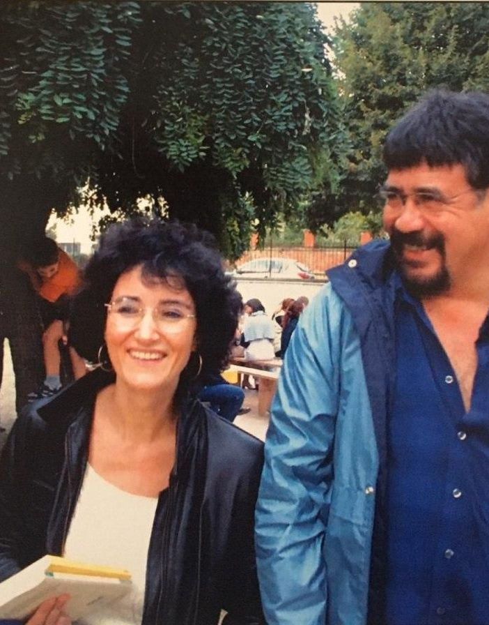 Sepulveda ritratto dall'obiettivo di Giulio Morra a margine di un incontro - moderato dalla giornalista Laura Nosenzo, che ringraziamo per averci fornito l'immagine - svoltosi nel 2003 a Castello di Annone