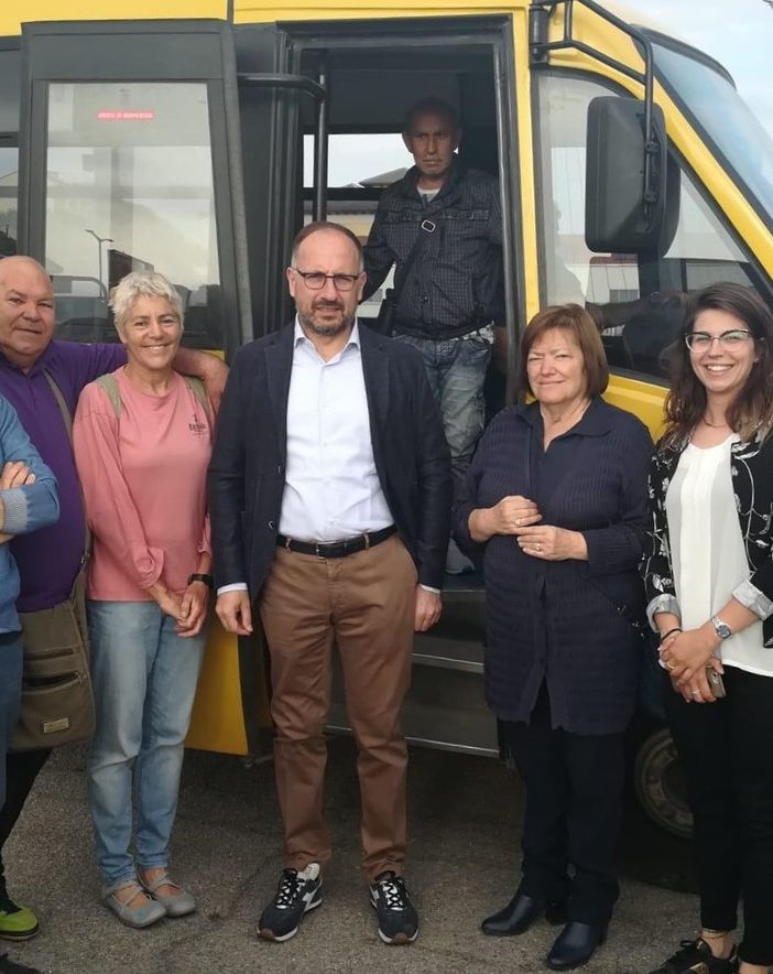 Sindaco e assessori all’arrivo dello scuolabus, con i volontari del Piedibus