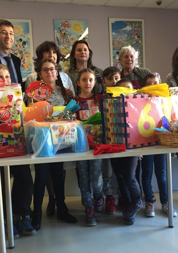 Il Commissario Asl Messori Ioli con insegnati e bimbi della Primaria di Isola