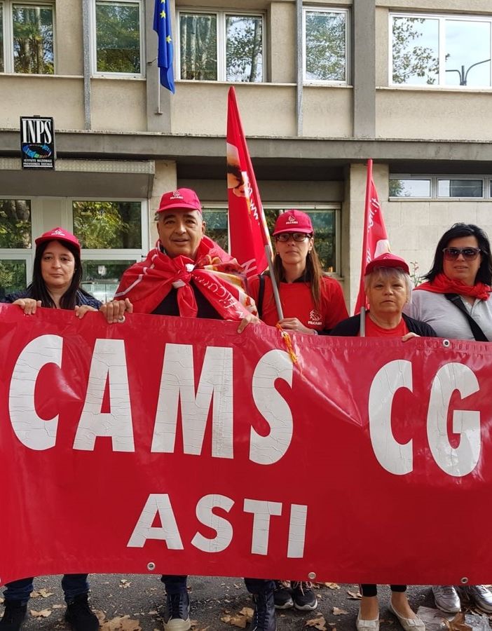 Senza stipendio da 4 mesi, addette alle pulizie di enti pubblici tornano a manifestare
