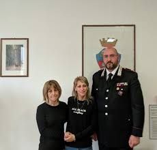 Cinzia Riccio in un'immagine di repertorio con la madre e il maggiore Repetto