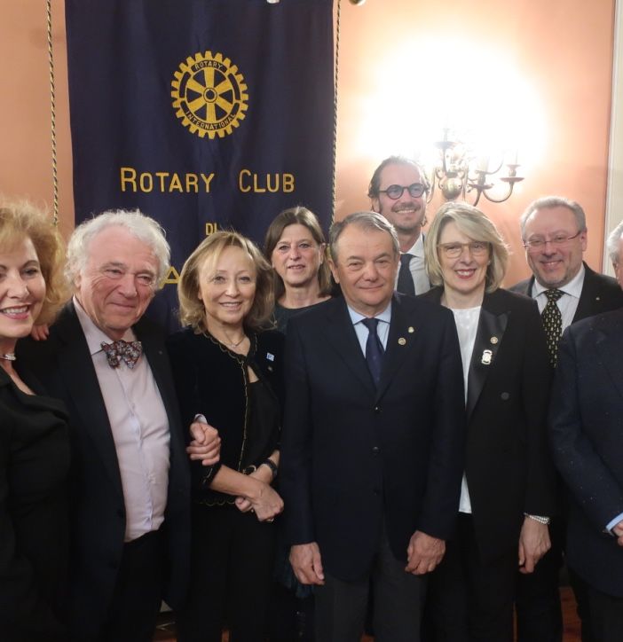 Gli insigniti della “PHF” dell’A.R. 2018-19 con i dirigenti distrettuali e la presidente del Club astigiano Paola Mogliotti