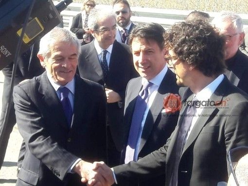Nella foto di Targato CN (altra Testata del nostro gruppo editoriale) il premier Conte e l'allora ministro Toninelli, durante il sopralluogo del marzo 2019 sul troncone di Cherasco Nella foto di Targato CN (altra Testata del nostro gruppo editoriale) il premier Conte e l'allora ministro Toninelli, durante il sopralluogo del marzo 2019 sul troncone di Cherasco