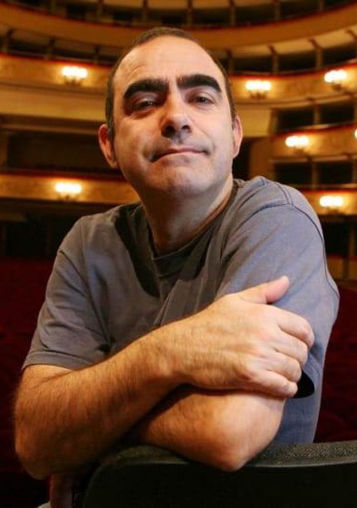 Intervista a Elio, narratore e baritono dell'&quot;Opera buffa&quot;, in scena stasera all'Alfieri di Asti