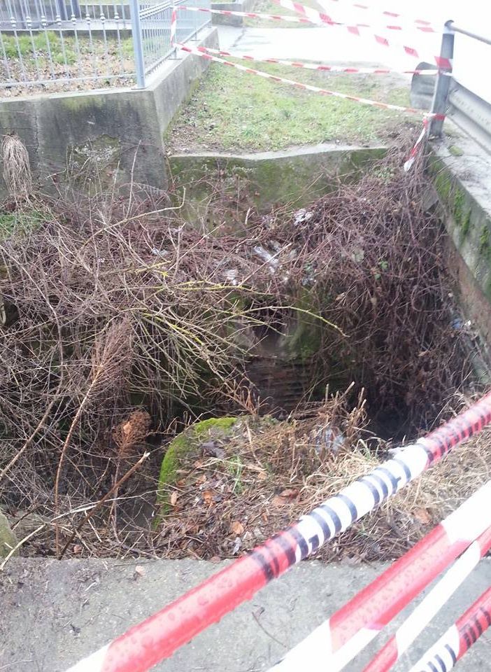 L'interno del fossato in cui è precipitata la signora Sonnessa
