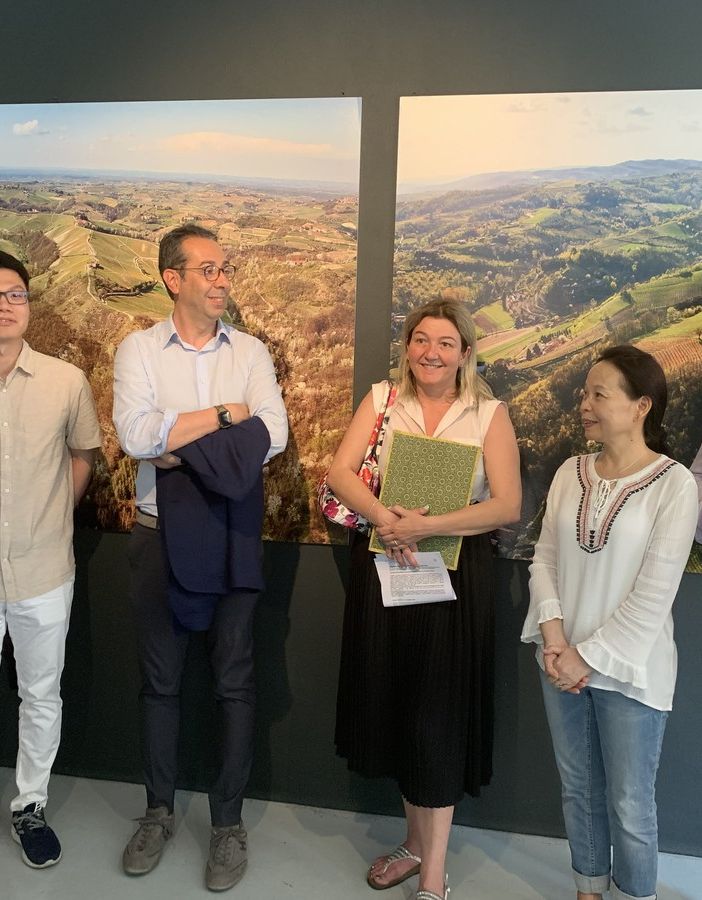 Nella foto: Pia Bosca Ceo della Bosca spa, un funzionario del Consolato Generale della Repubblica Popolare Cinese a Milano, Paolo Lanzavecchia sindaco di Canelli, Annalisa Conti vice presidente Associazione per il Patrimonio dei Paesaggi Vitivinicoli Langhe-Roero e Monferrato, il Console Generale Aggiunto della Cina a Milano Zhang Hong e Gianfranco Comaschi presidente Associazione per il Patrimonio dei Paesaggi Vitivinicoli Langhe-Roero e Monferrato