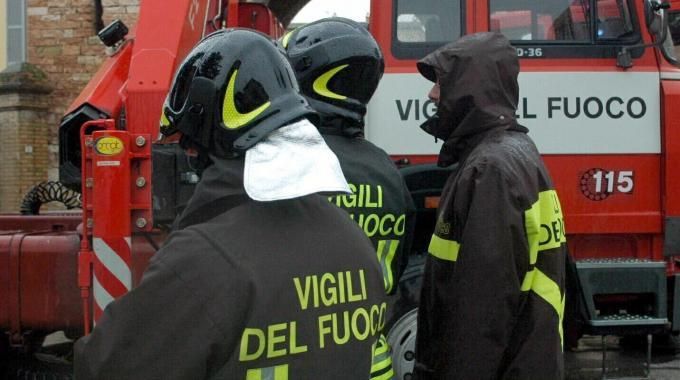 Completamente domato l'incendio che ha gravemente danneggiato un autocarro nei pressi di una stazione di servizio