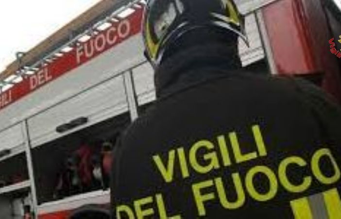 Intervento dei vigili del fuoco per un trattore in fiamme in un’autorimessa di corso Alba