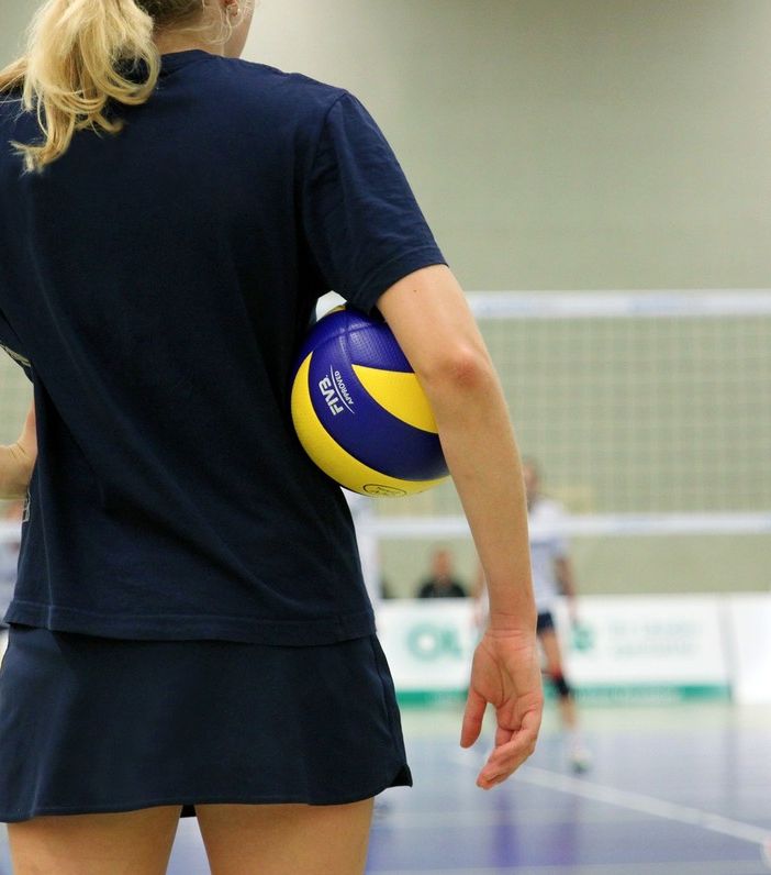 ragazza in campo di pallavolo