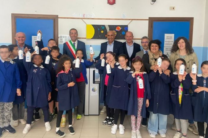 Un momento dell’inaugurazione con autorità e alunni