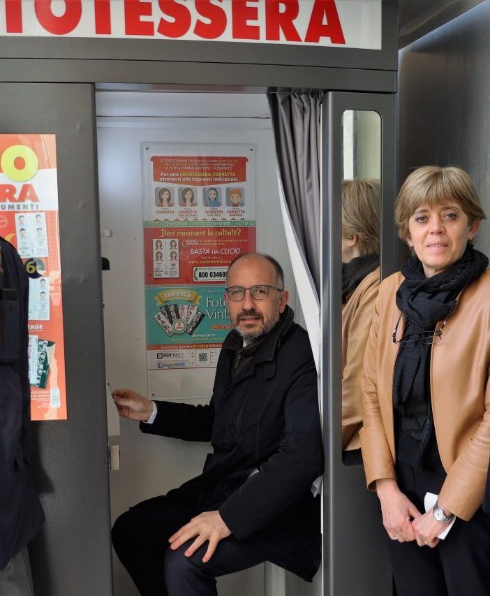 Inaugurata la nuova cabina per le foto tessera all'Anagrafe di Asti