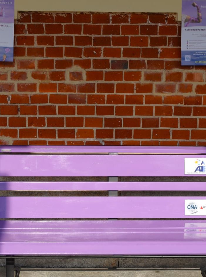 La panchina viola dell'università di Asti, simbolo della sensibilizzazione nei confronti dell'epilessia