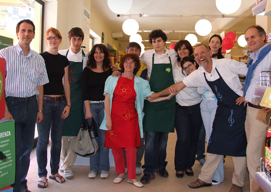 In foto l'inaugurazione del punto vendita in piazza Porta Torino il 14 giugno 2008 con Mary al centro.