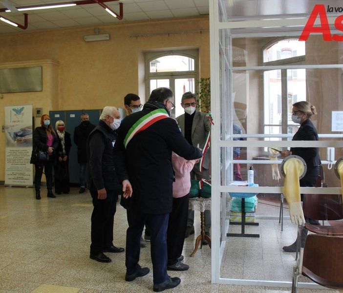 Un momento dell'inaugurazione alla presenza delle istituzioni