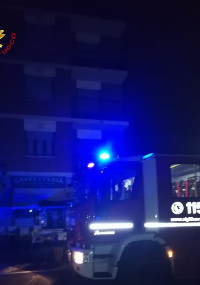 Si incendiano due pali della luce a Costigliole d'Asti. Parte del paese a lungo senza corrente