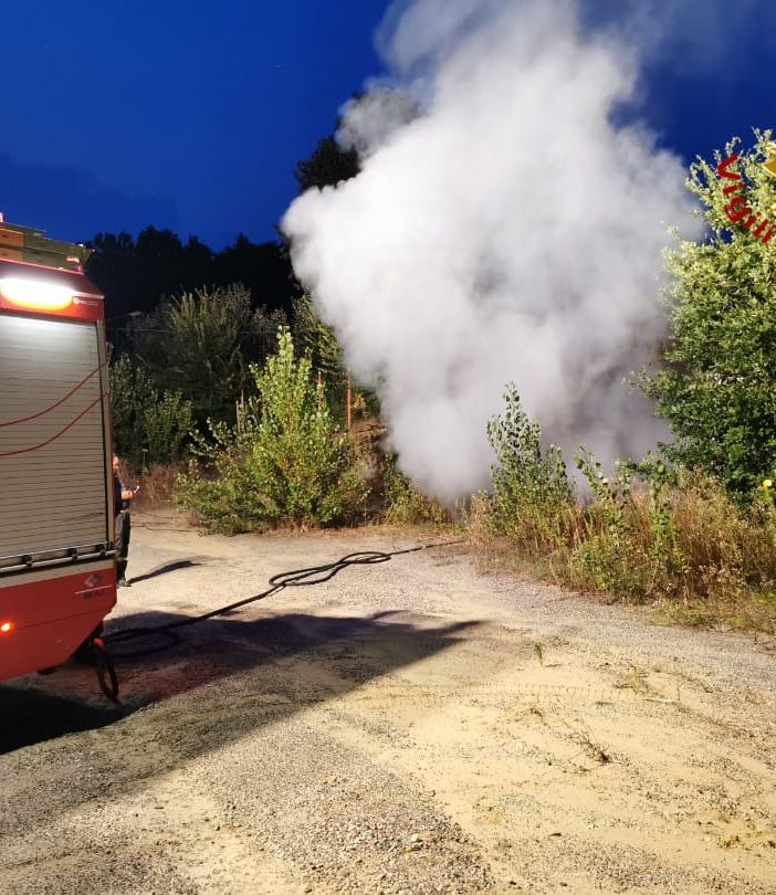 Valmanera: brucia un'auto all'ex pista di motocross. Era stata rubata