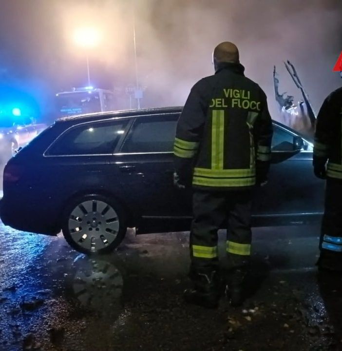 Due auto prendono fuoco nella notte a San Fedele