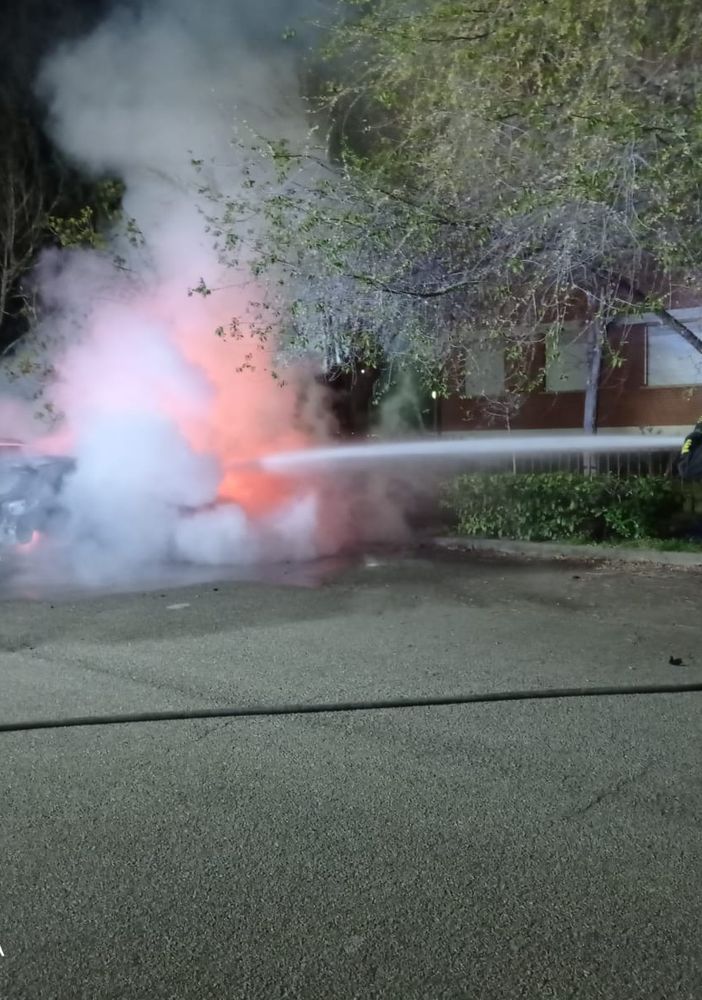 Auto avvolta dalle fiamme in via Parri, rogo prontamente spento dai Vigili del fuoco