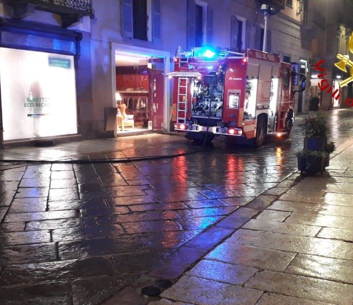 Incendio nella notte nel negozio Benetton di corso Alfieri