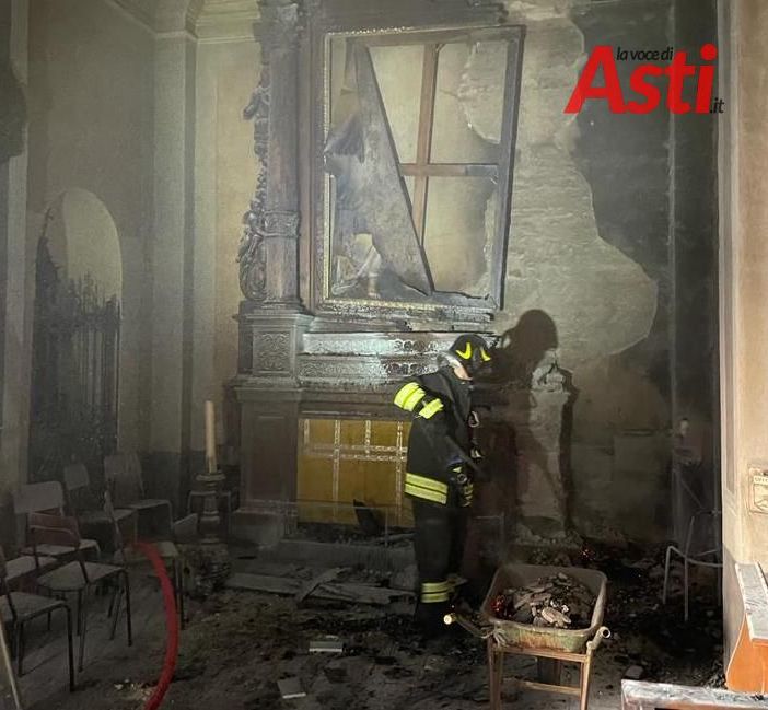 Immagine d'archivio dell'interno della chiesa intitolata ai Santi Elena ed Eusebio