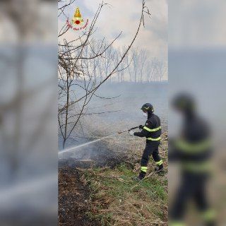 Incendio sterpaglie a Costigliole e fuga gas a San Damiano, due interventi per i vigili del fuoco