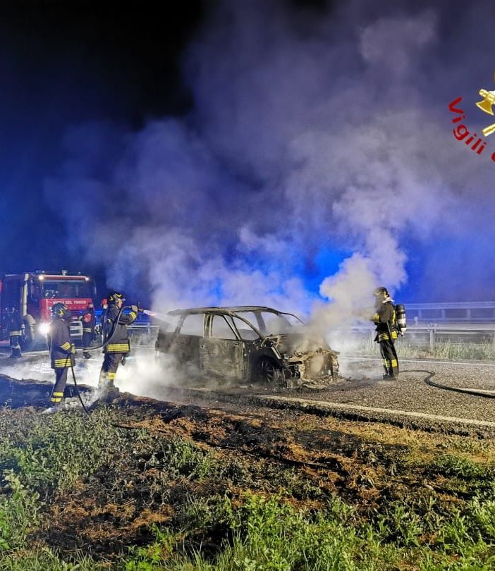 Ancora un incendio auto in autostrada, nessun ferito
