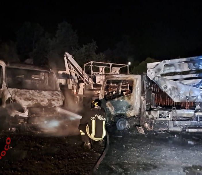 Vasto incendio in magazzino edile a Incisa Scapaccino. A fuoco 5 furgoni e due macchine