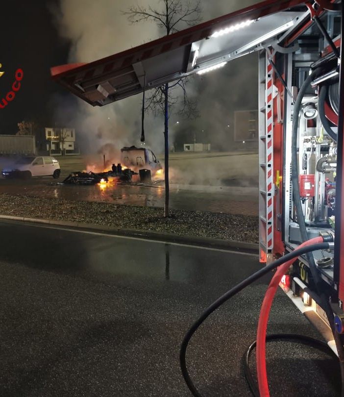 Incendia un camper in piazza d'Armi, a bordo anche due bombole di gas