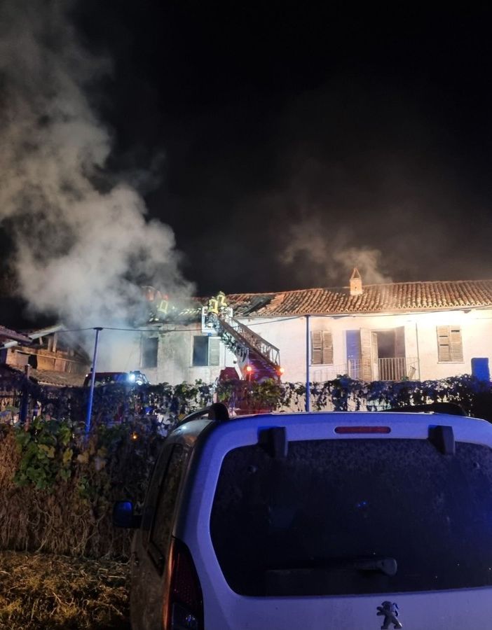 Casa in fiamme a Revigliasco in frazione Rivoira. Cinque mezzi dei vigili del fuoco al lavoro