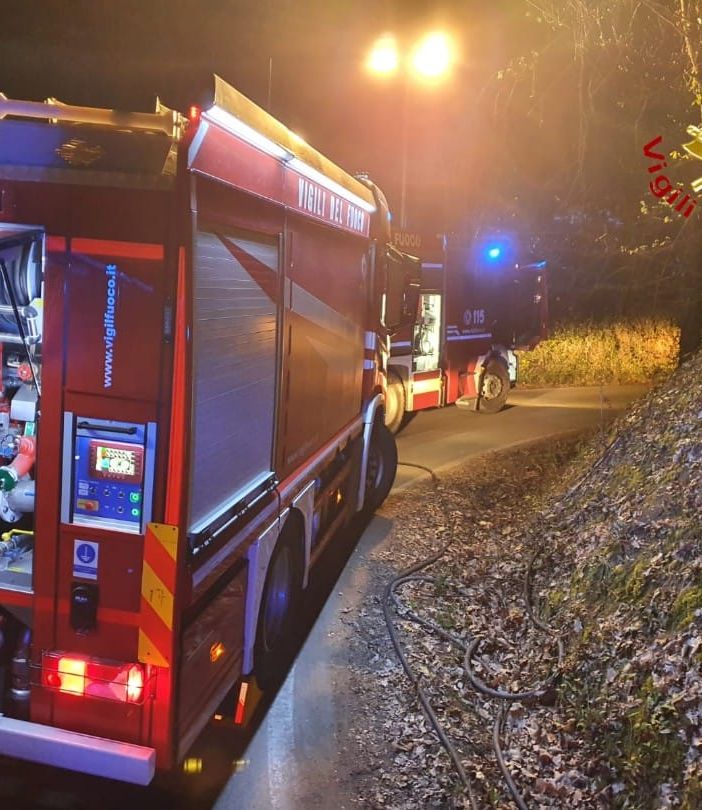 In fiamme un boschetto a San Grato di Sessant