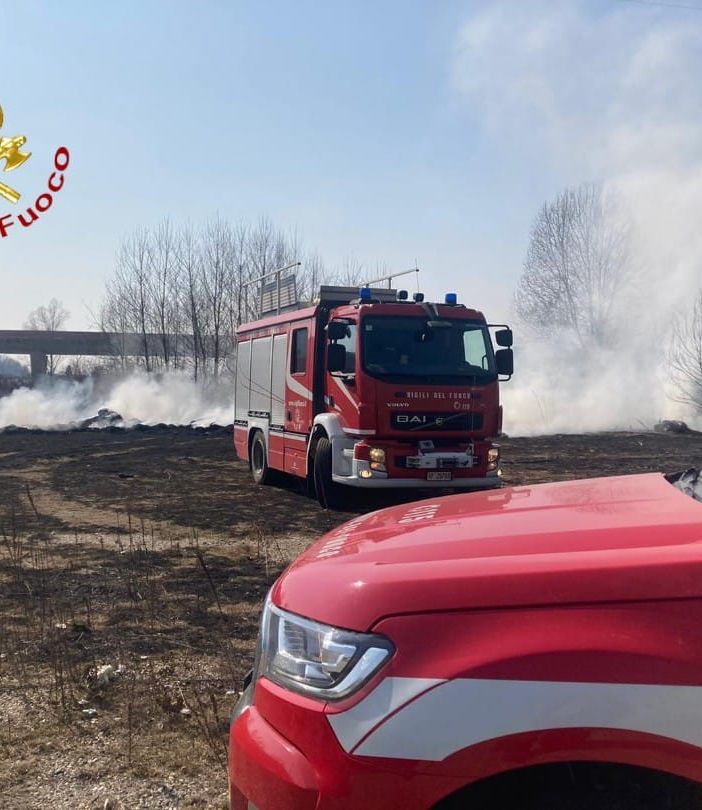Bruciano sterpaglie e immondizia nella ex area industriale di San Marzanotto. Sul posto vigili del fuoco e forze dell'ordine