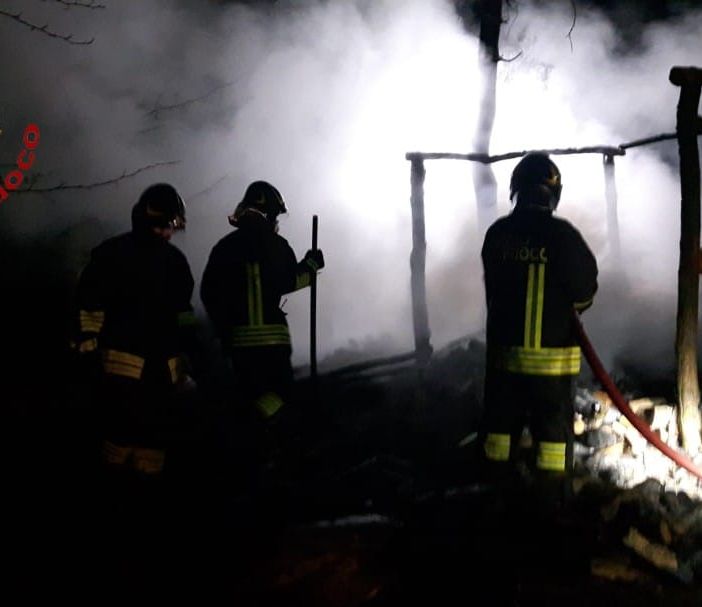 A Serravalle prende fuoco una tenda abitativa. All'interno alcune bombole