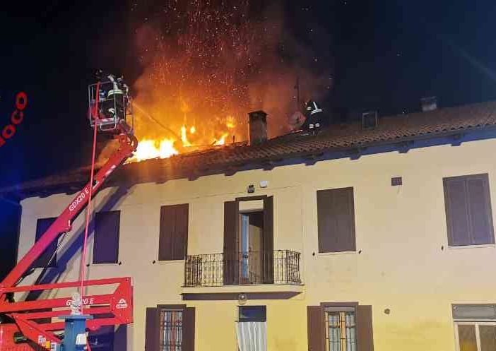 Incendio tetto di un cascinale a Cantarana: sul posto, da ore, i vigili del fuoco di Asti